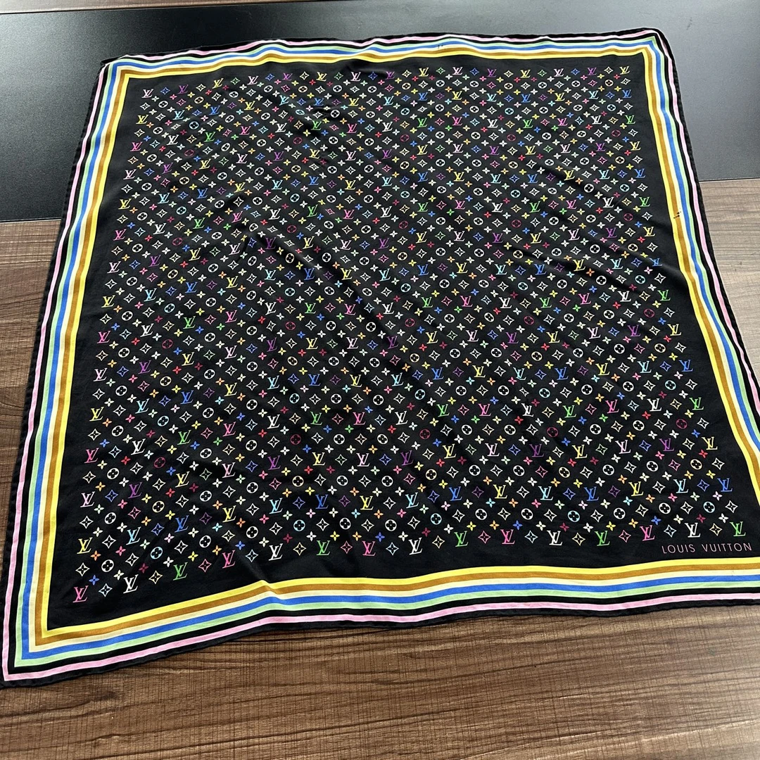 99新 LouisVuitton/路易威登 女士黑色三彩70*70中古方巾156178