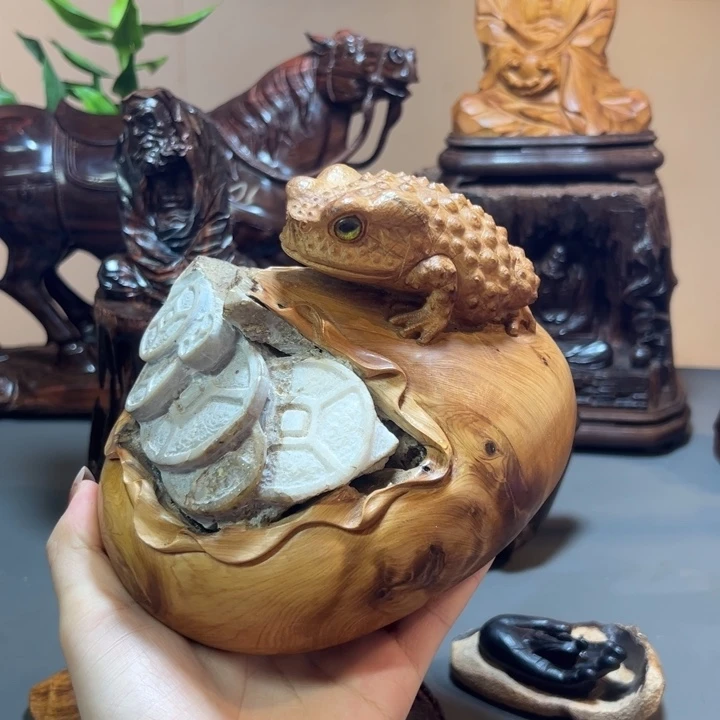 木崖柏抱石蟾蜍摆件