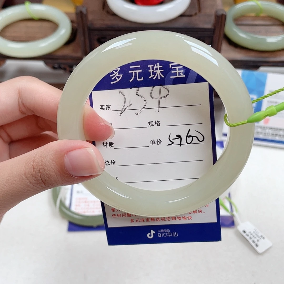 和田玉未镶嵌手镯