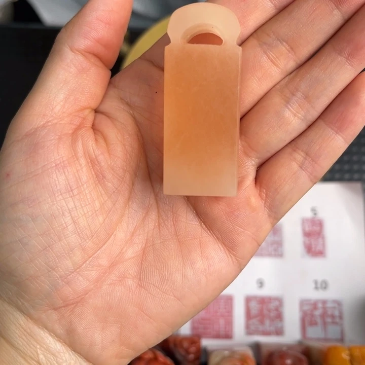 豆***鱼青田石印石现场纯手工制作工艺精美