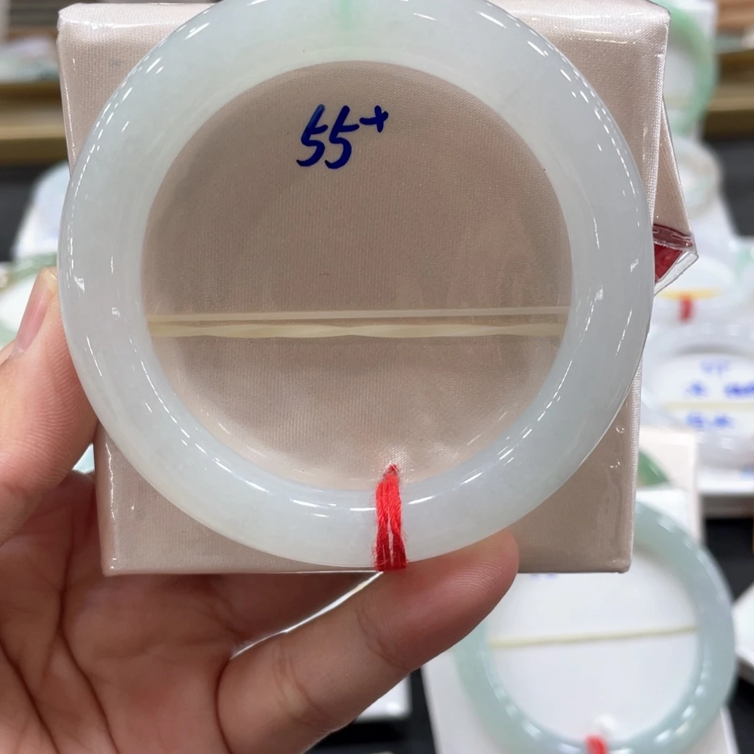 翡翠手镯未镶嵌迷***派翡翠手镯