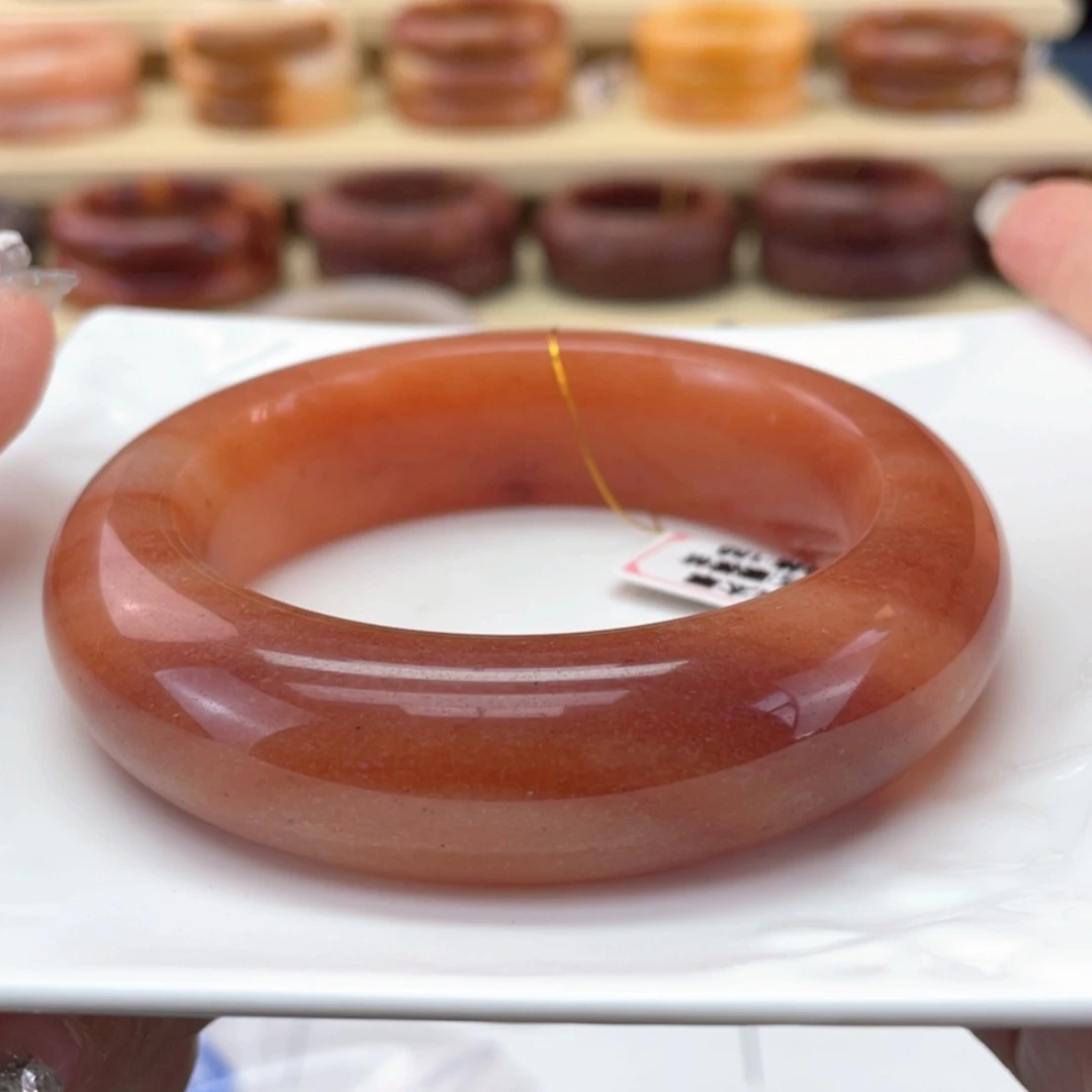 【闪购商品】石英岩玉手镯未镶嵌锦****?