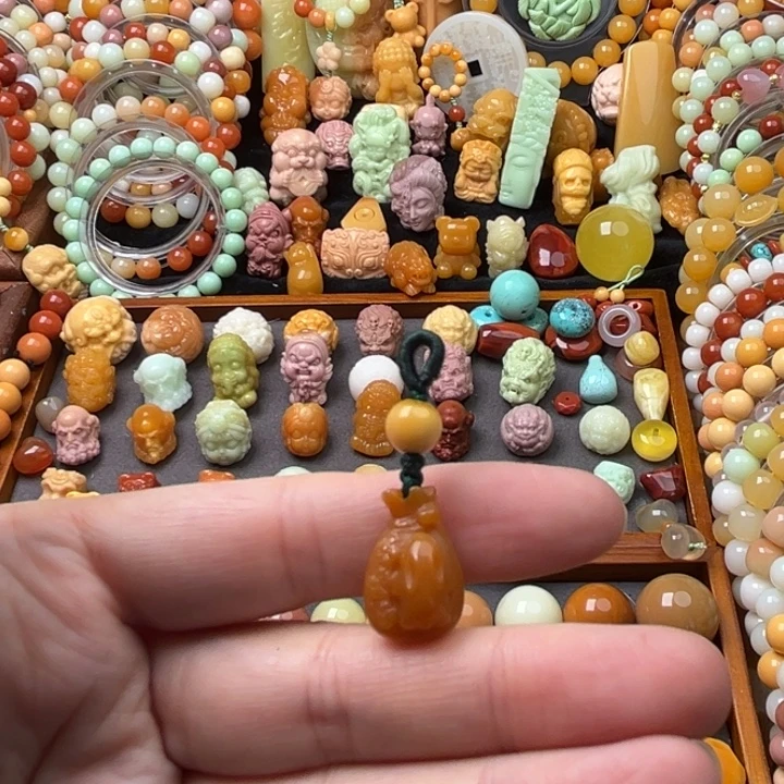 石英质玉（缅黄）未镶嵌珠宝半成品兔子福袋