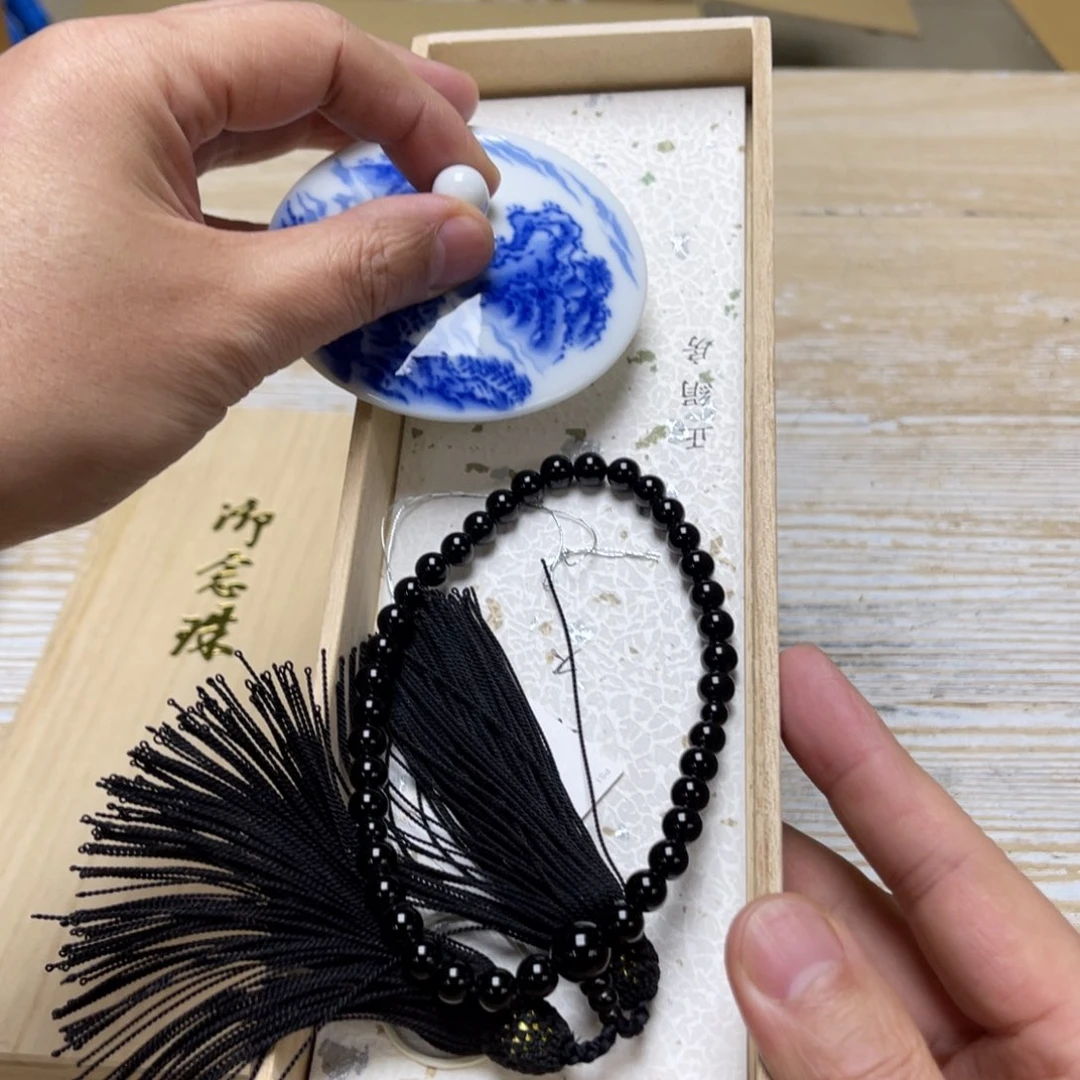 瓷片山*密密麻麻地排列着一个