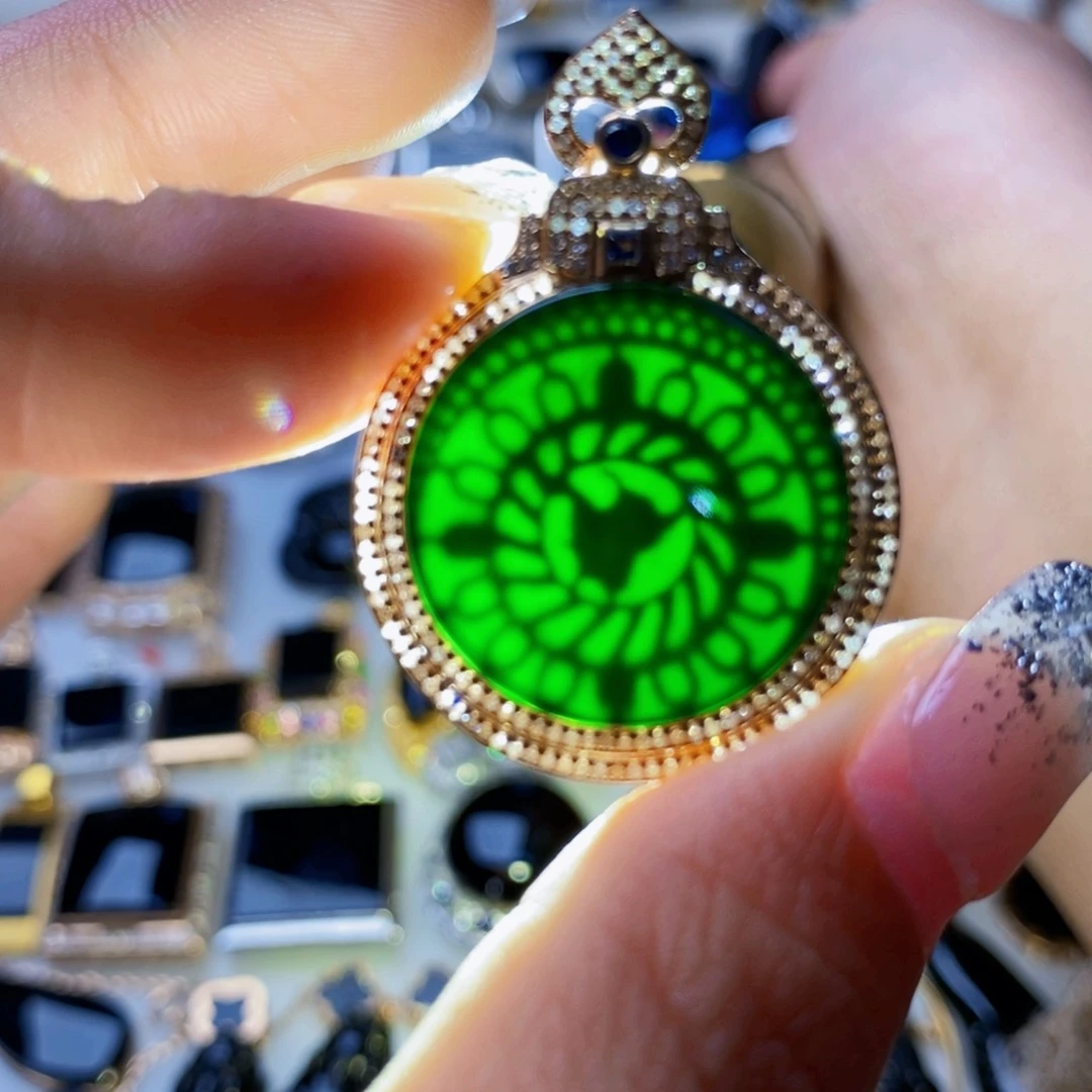 定制翡翠18K金镶嵌墨翠圆牌吊坠，清货价格～