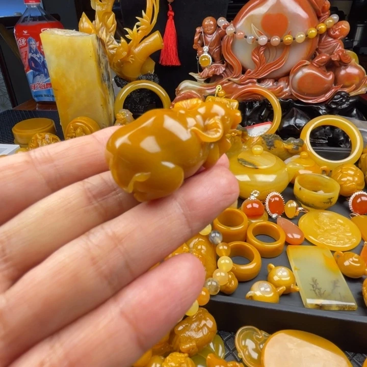 未镶嵌石英质玉（黄龙玉）颈饰密*木