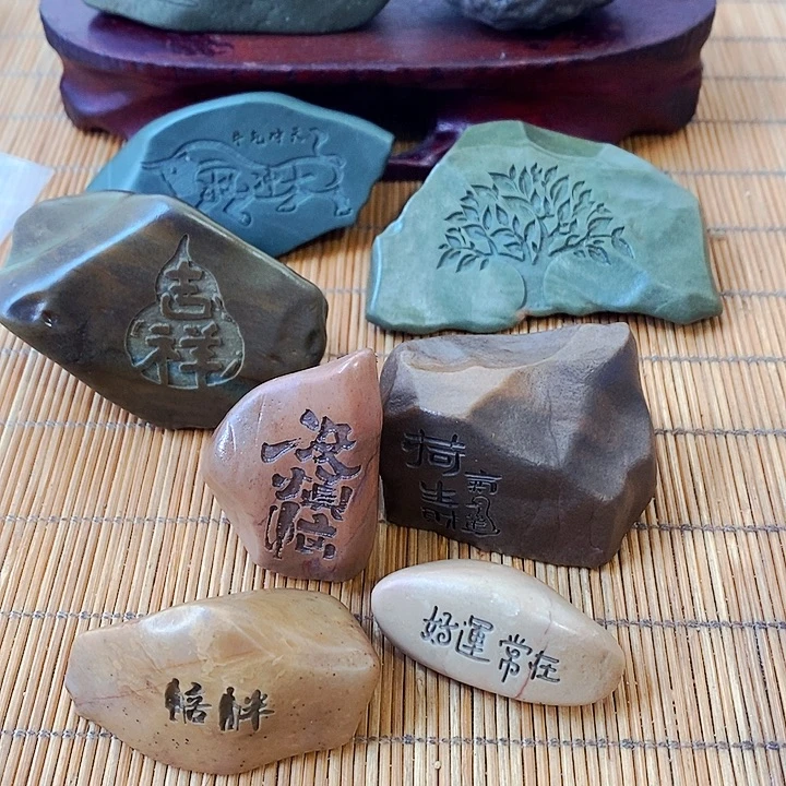 叶***原石雕刻工艺品手把摆件