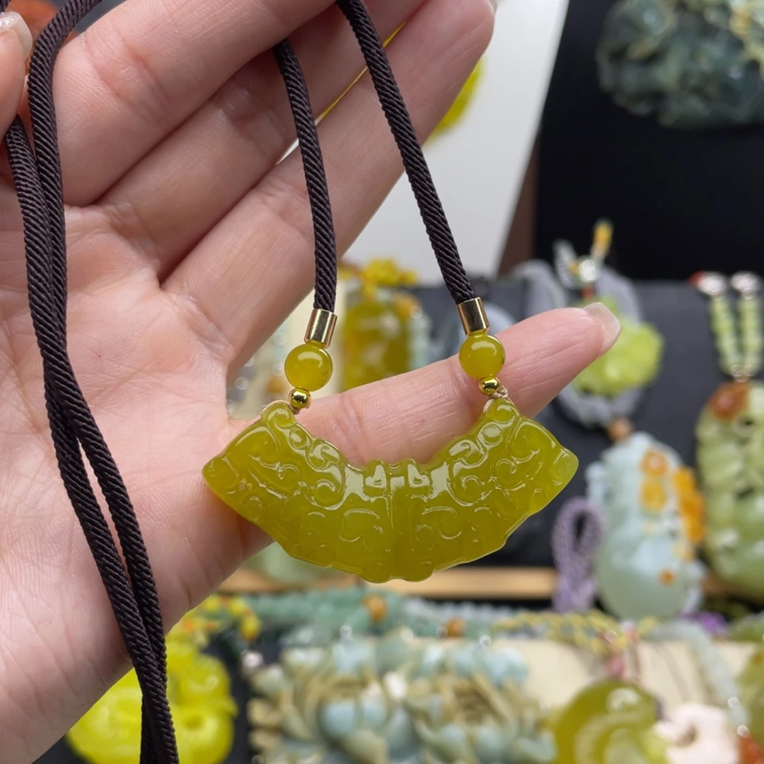 蛇纹石玉未镶嵌颈饰