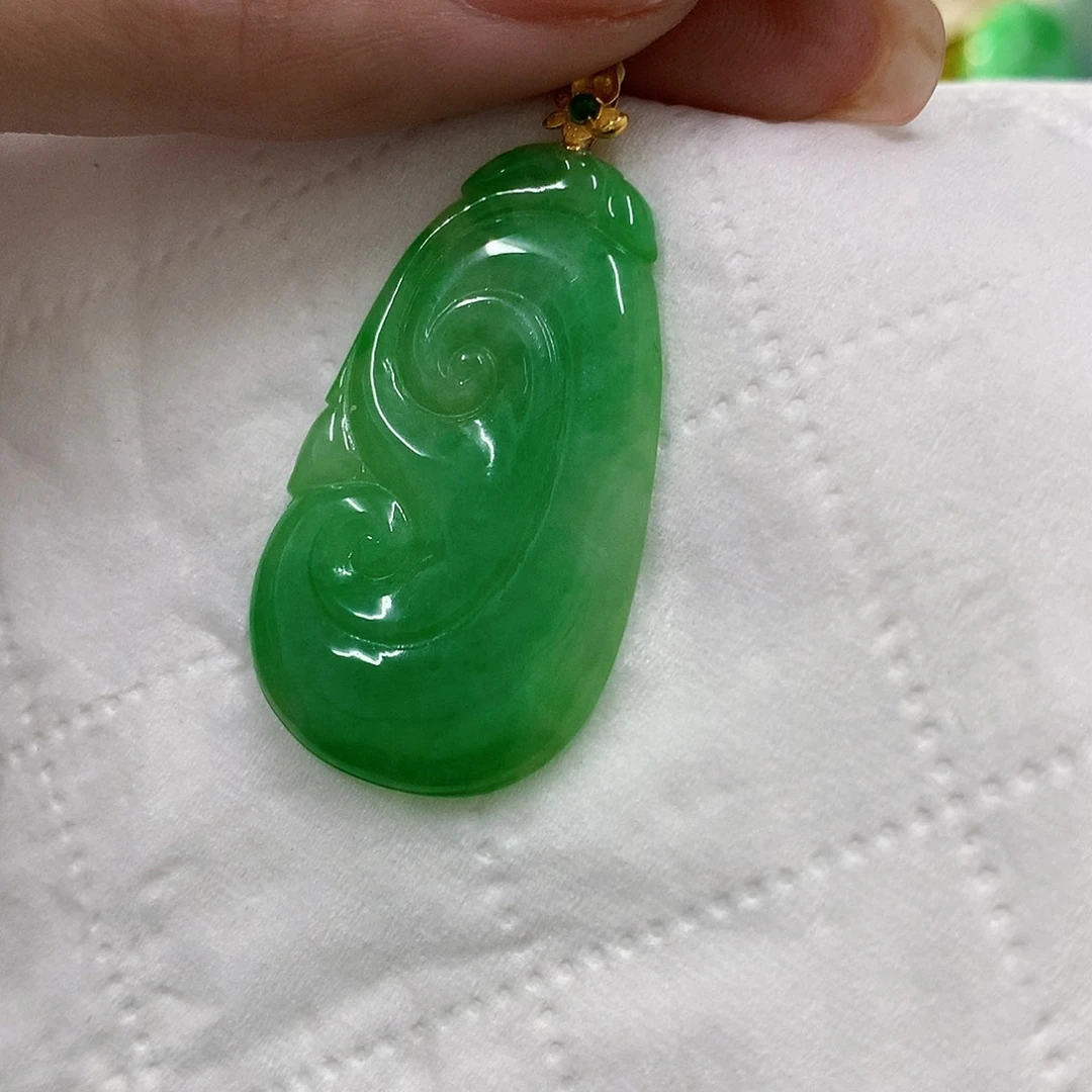 颈饰18K金镶嵌翡翠