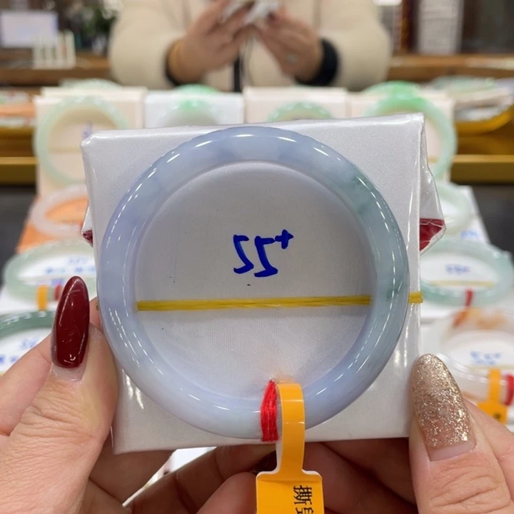 翡翠手镯未镶嵌翡翠