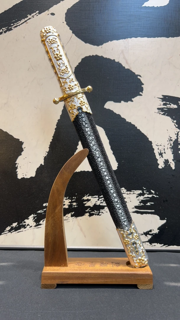 中正小剑-排珠鱼皮鎏金银陨铁山水纹-未开刃