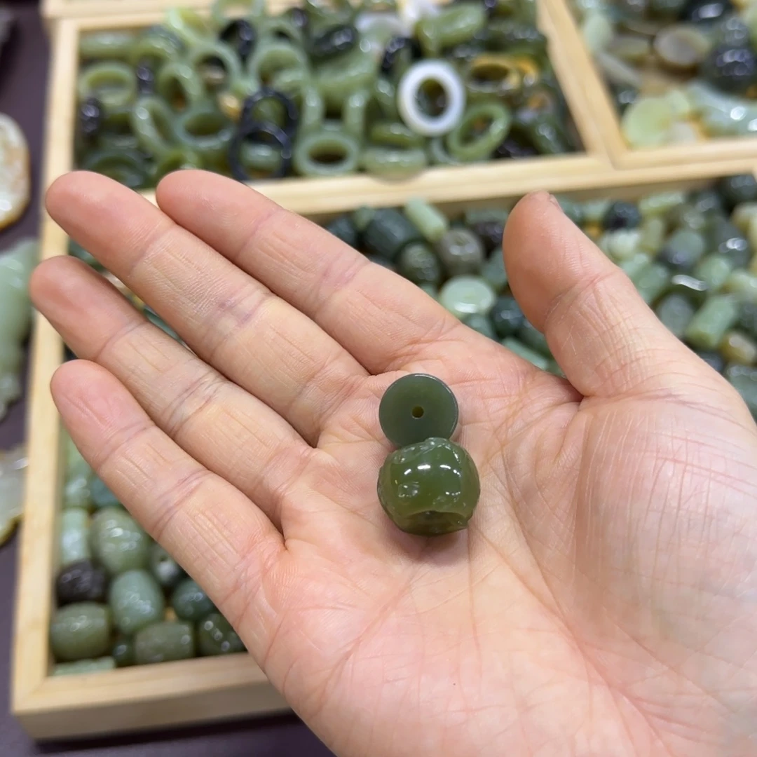 是***依岫岩河磨玉（透闪石质玉）未镶嵌颈饰