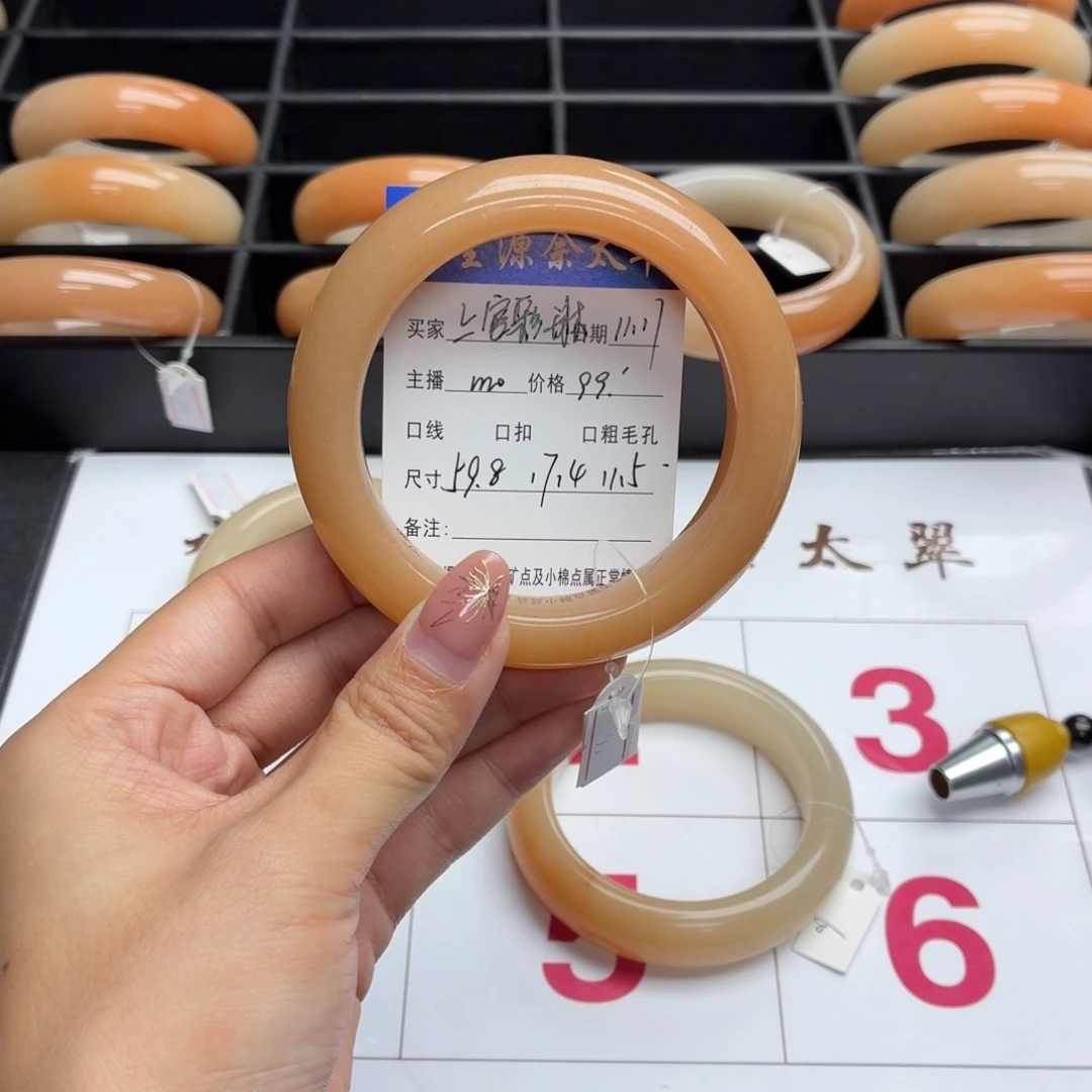 上***琳石英岩玉未镶嵌手镯