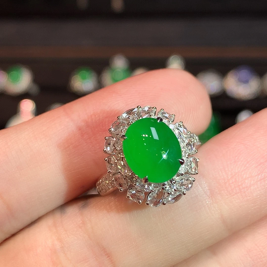 翡翠18K金镶嵌戒指高冰浓阳绿蛋面戒指