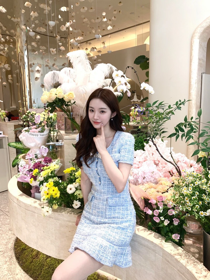 高品质2025年欧美新款时尚小香风针织蝴蝶钻扣修身显瘦包臀连衣裙