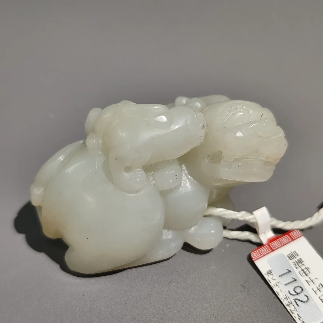 清代和田玉瑞兽把件