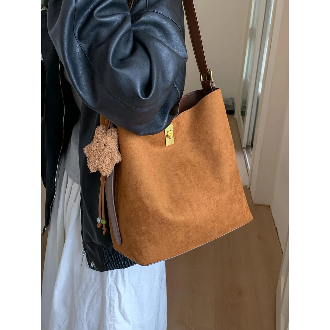 大容量秋季新款麂皮绒水桶包包女式时尚潮2025休闲百搭爆款斜挎包