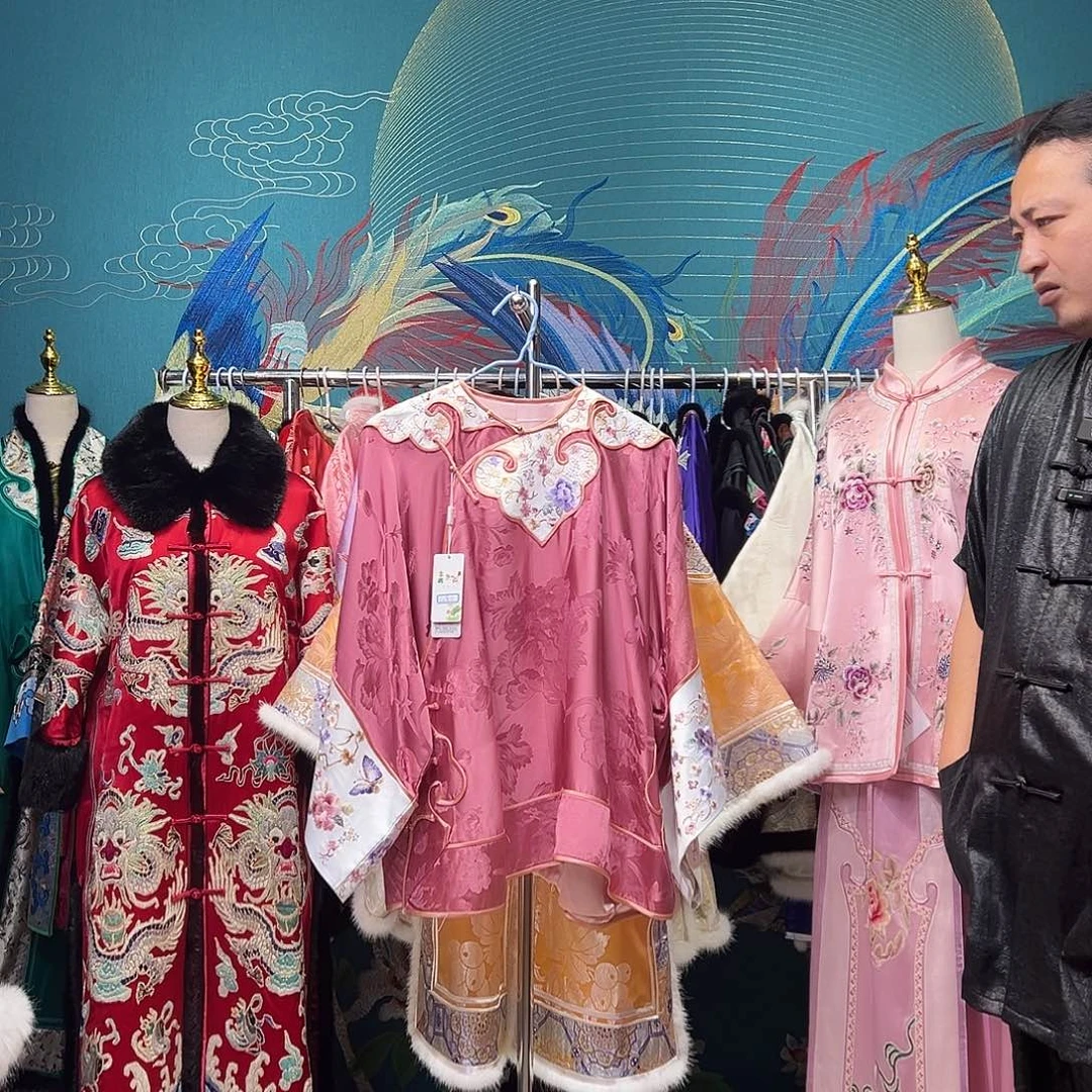 圆领斜襟八宝如意袖口精工手推绣太太服