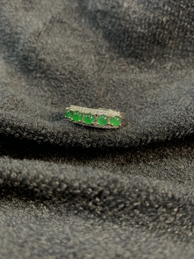 翡翠A货排戒有轻微色差属于正常现象，多样性发货1H4026