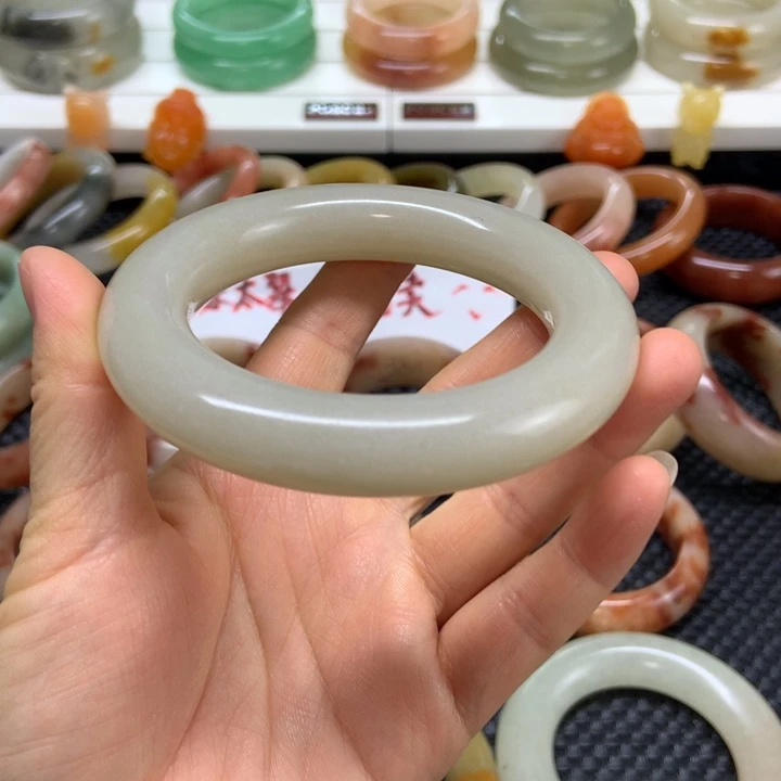 石英岩玉未镶嵌手镯