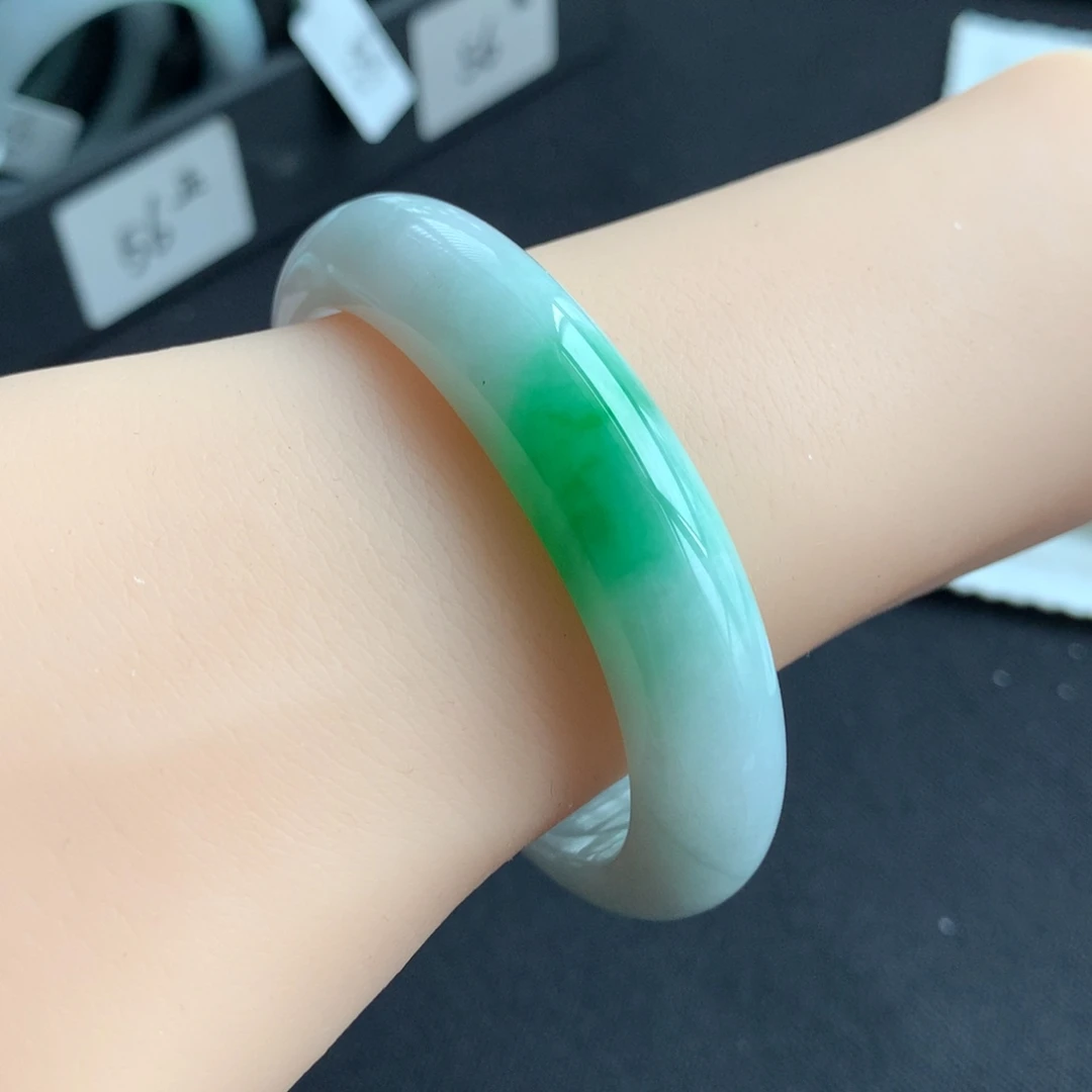 翡翠未镶嵌手镯54贵妃白底青