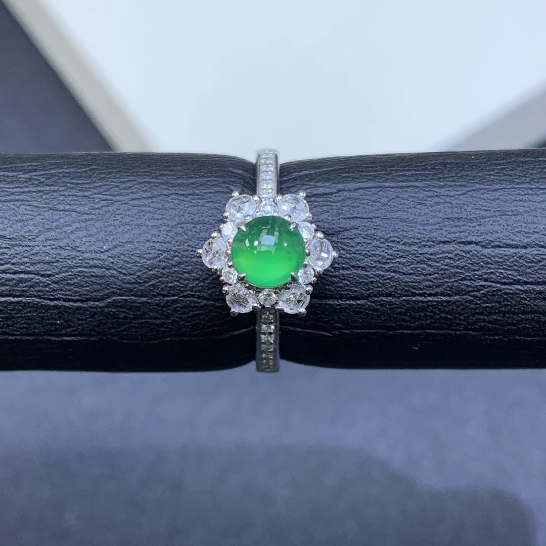 新品推荐·18K金高冰种辣阳绿蛋面缅A翡翠玉石戒指气质豪华