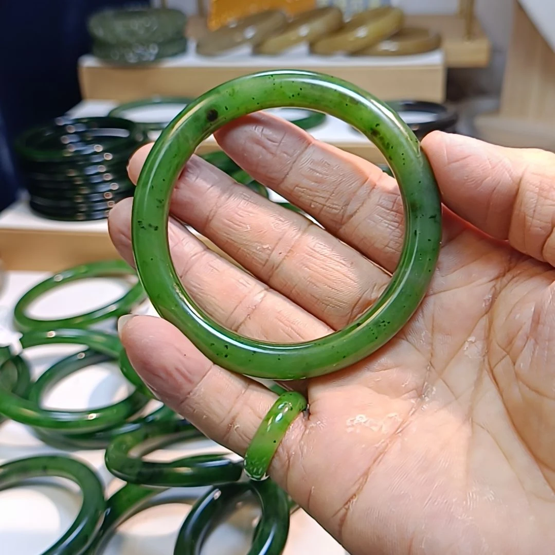 芝***饼和田玉（糖玉）未镶嵌手镯