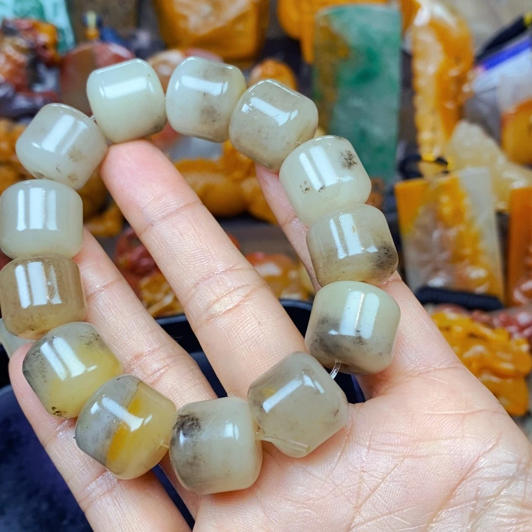 石英质玉（黄龙玉）未镶嵌颈饰