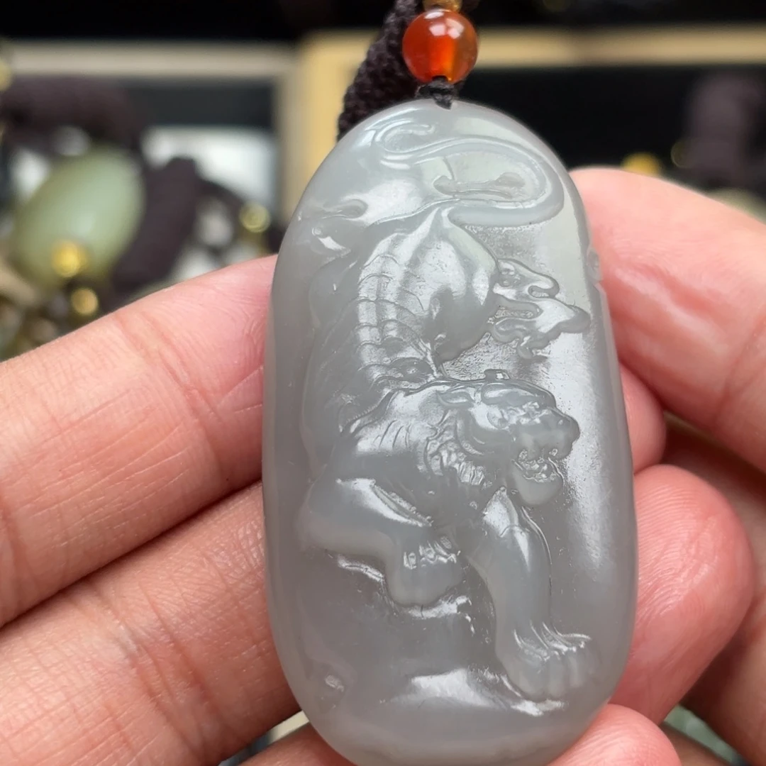 和田玉未镶嵌颈饰钞*亮