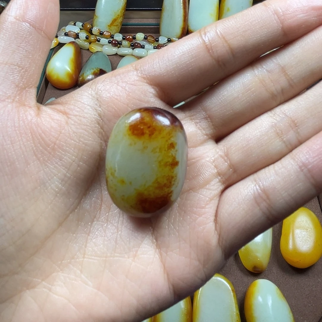 和田玉未镶嵌颈饰小**哥