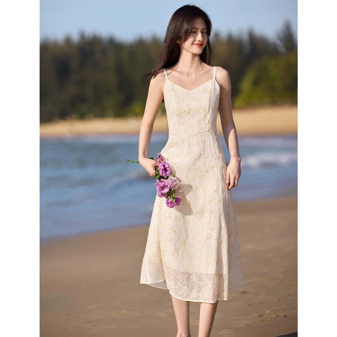 高级刺绣优雅吊带连衣裙2025年夏季度假风精致仙气连衣裙显瘦气质