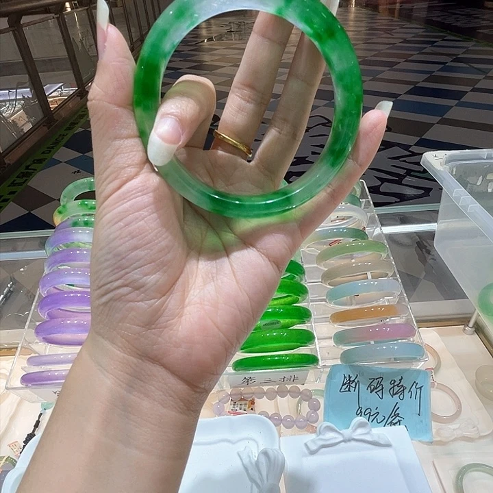 翡翠手镯未镶嵌翡翠手镯