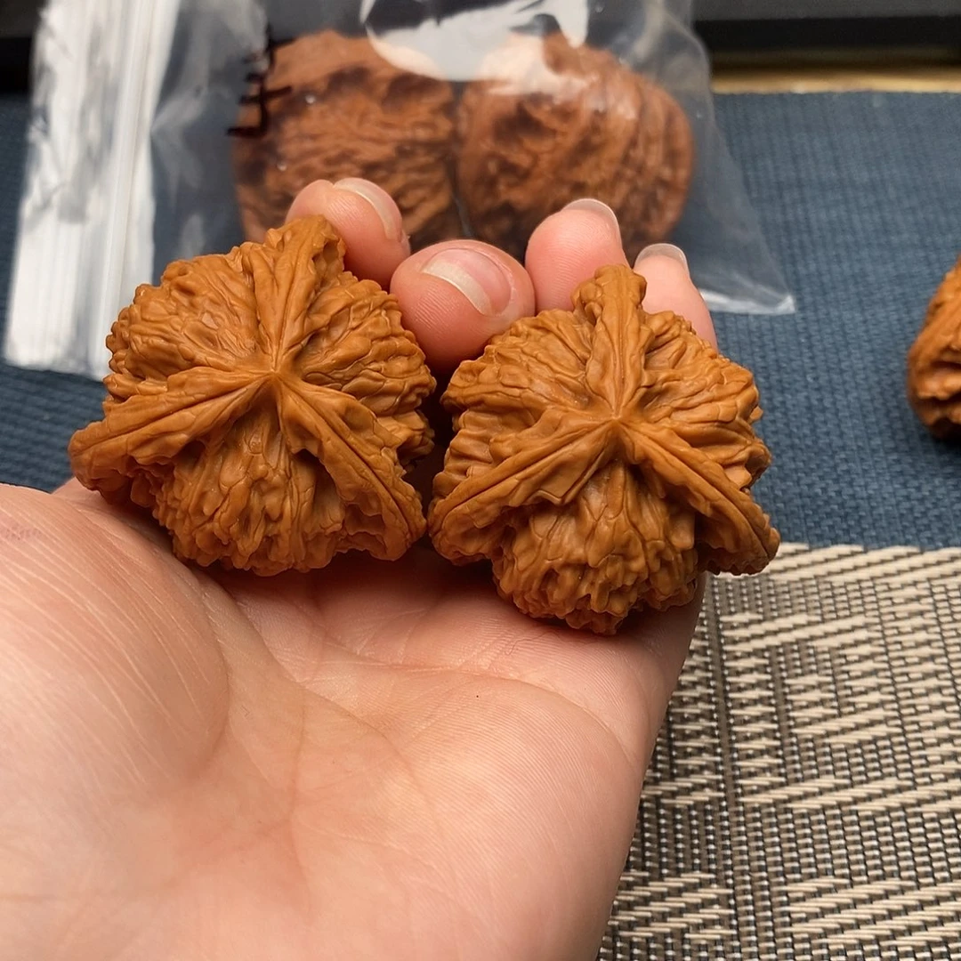 年***安文玩核桃吊坠三棱