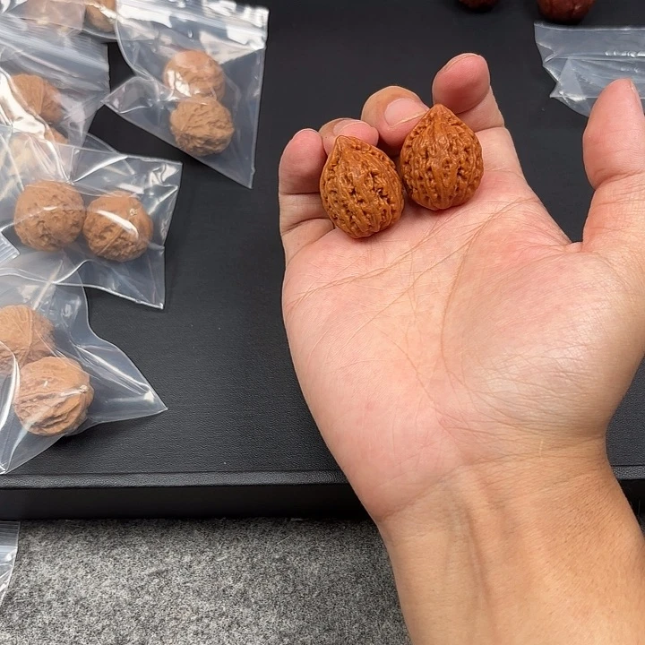 文玩核桃吊坠玉麒麟小鸡心