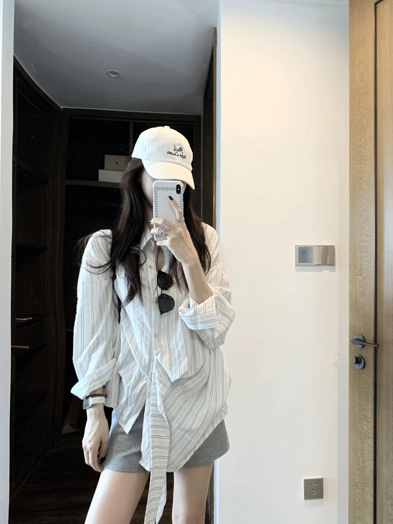 早秋新款清冷系衣服复古条纹衬衫上衣白色洋气衬衫法式休闲短裤