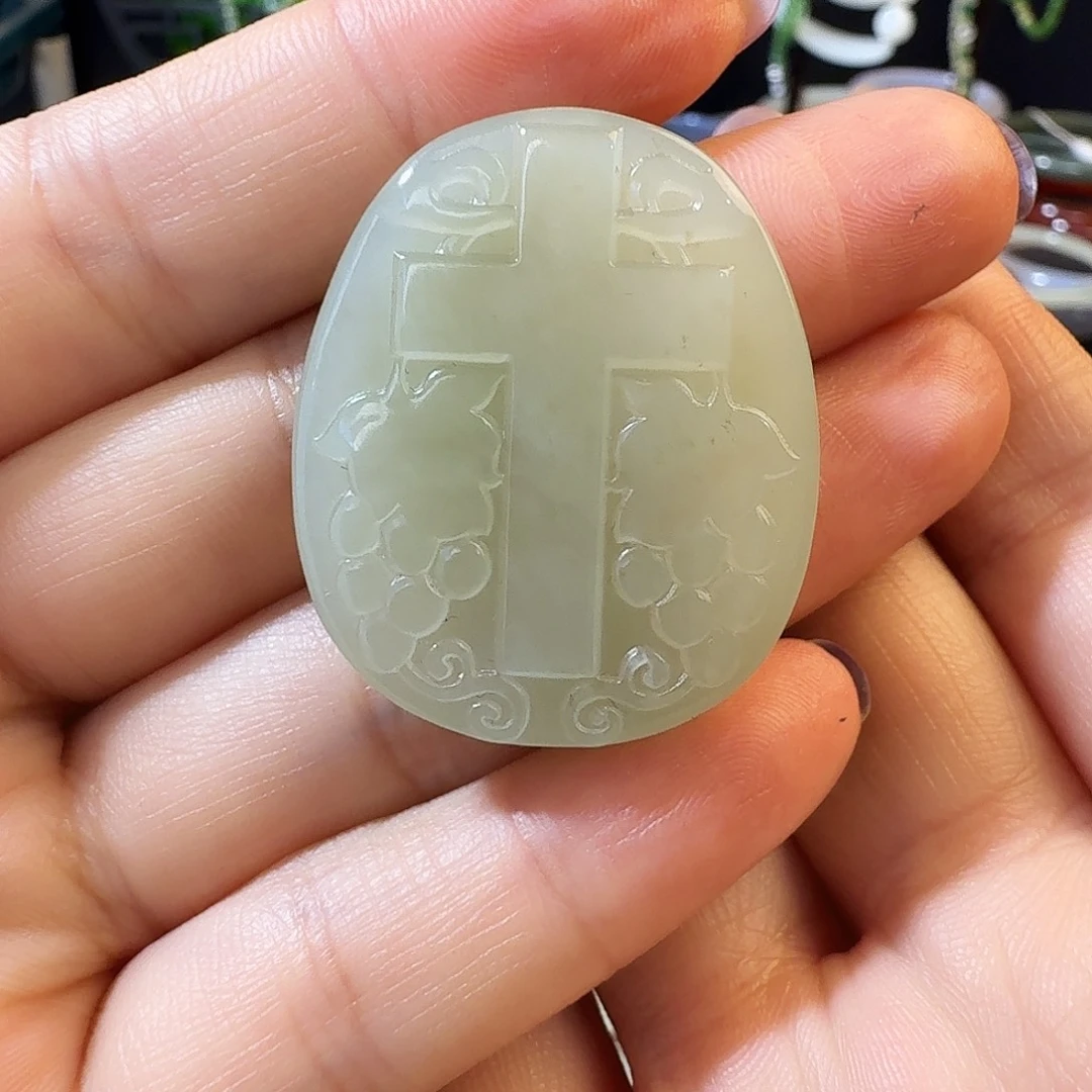 和田玉未镶嵌颈饰清货有瑕疵不退换