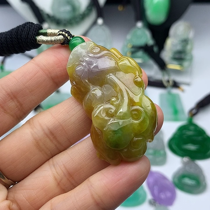 翡翠未镶嵌吊坠(赠链)