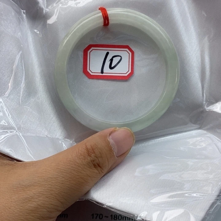 亿***琦翡翠手镯未镶嵌翡翠