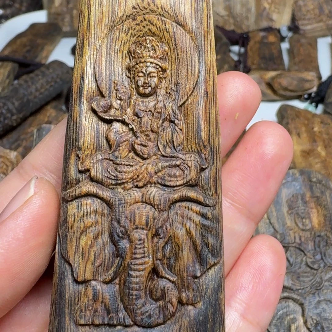 沉香吊坠九***卍老白棋普贤雕刻牌19克