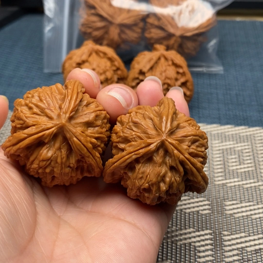 十***。文玩核桃吊坠三棱