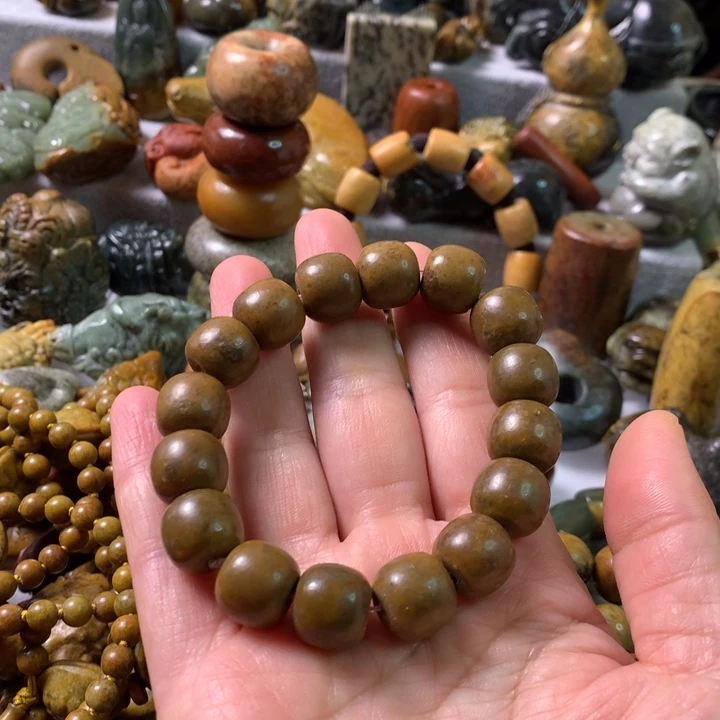 未镶嵌岫岩河磨玉（透闪石质玉）把件