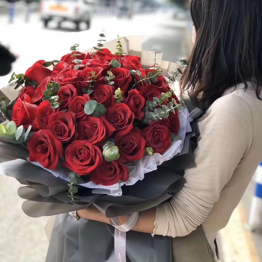 33朵红玫加尤加利叶