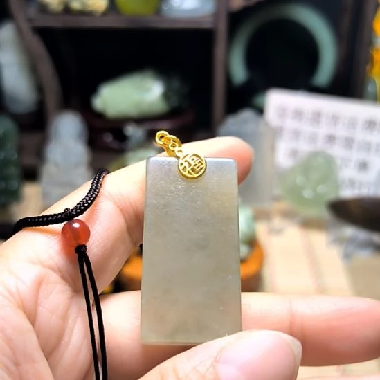 曾***儿蛇纹石玉未镶嵌颈饰
