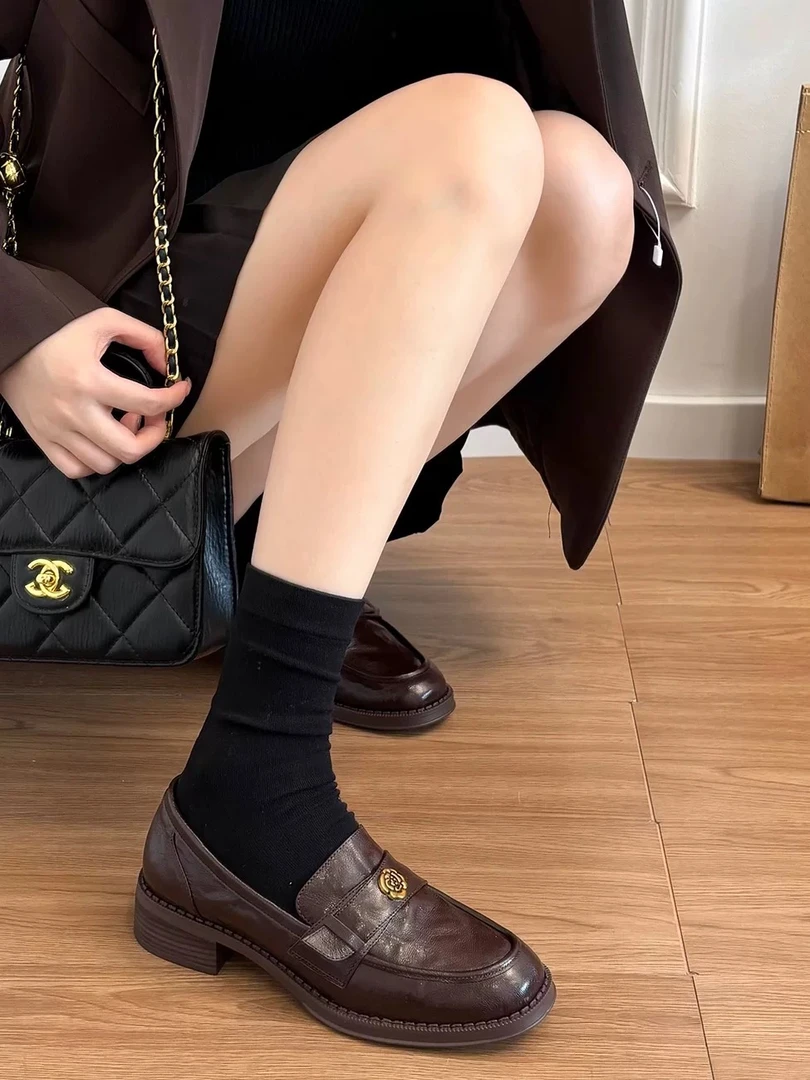 复古一脚蹬软羊皮乐福鞋女2025春秋新款山茶花小皮鞋百搭低跟单鞋