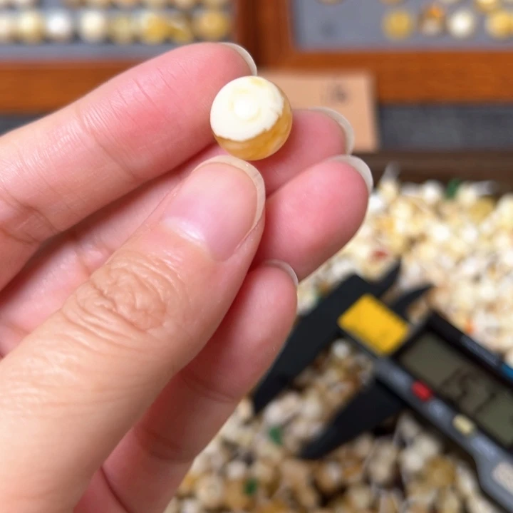 蜜蜡未镶嵌裸石11.7mm一个