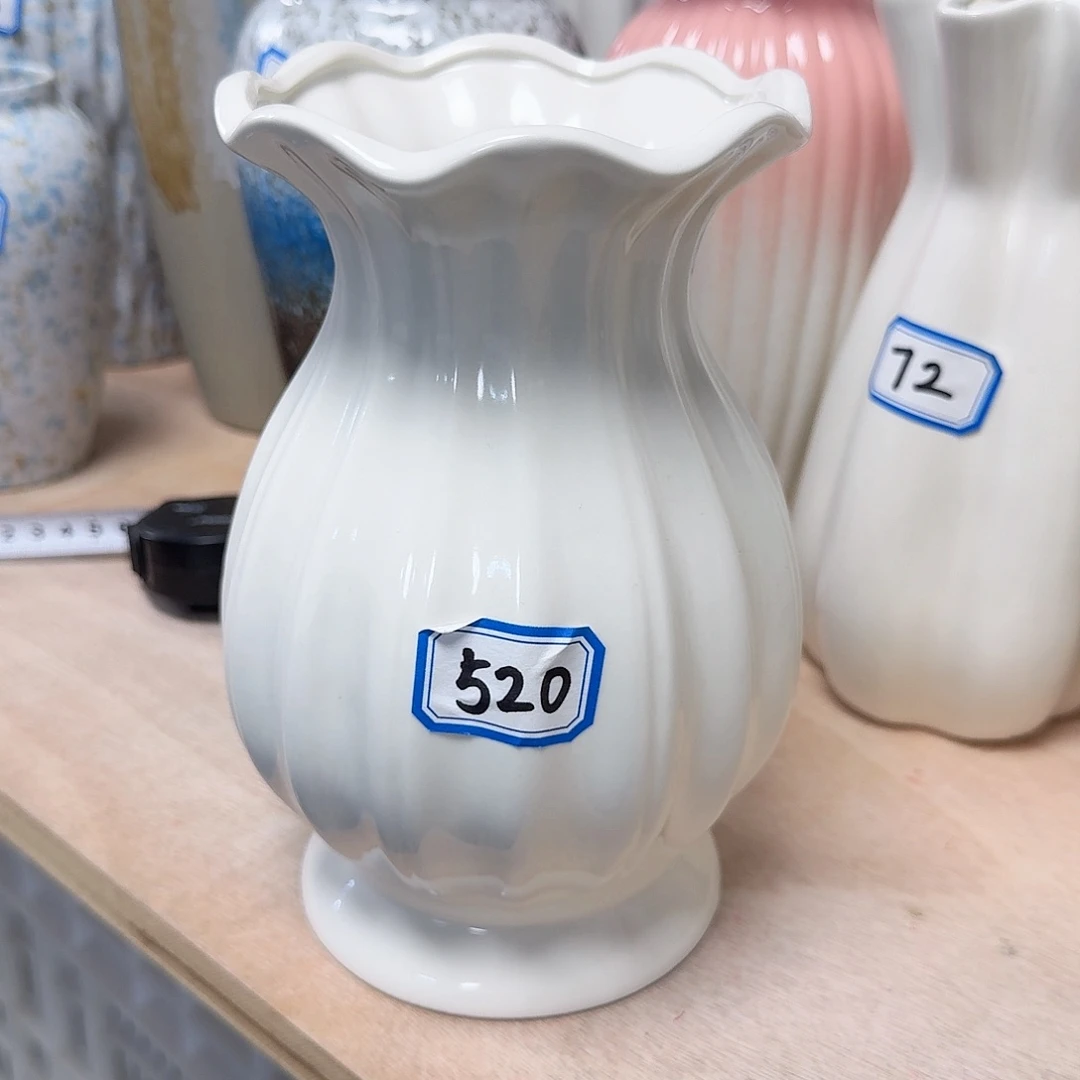 瓶520号白色大肚陶瓷高20厘米左右一个