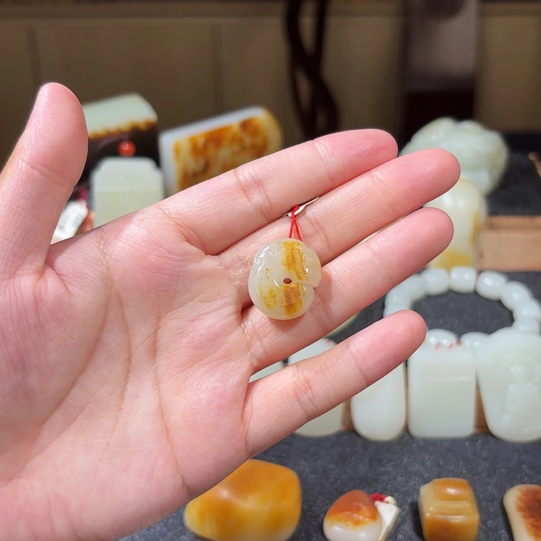 和田玉未镶嵌颈饰玉猪龙