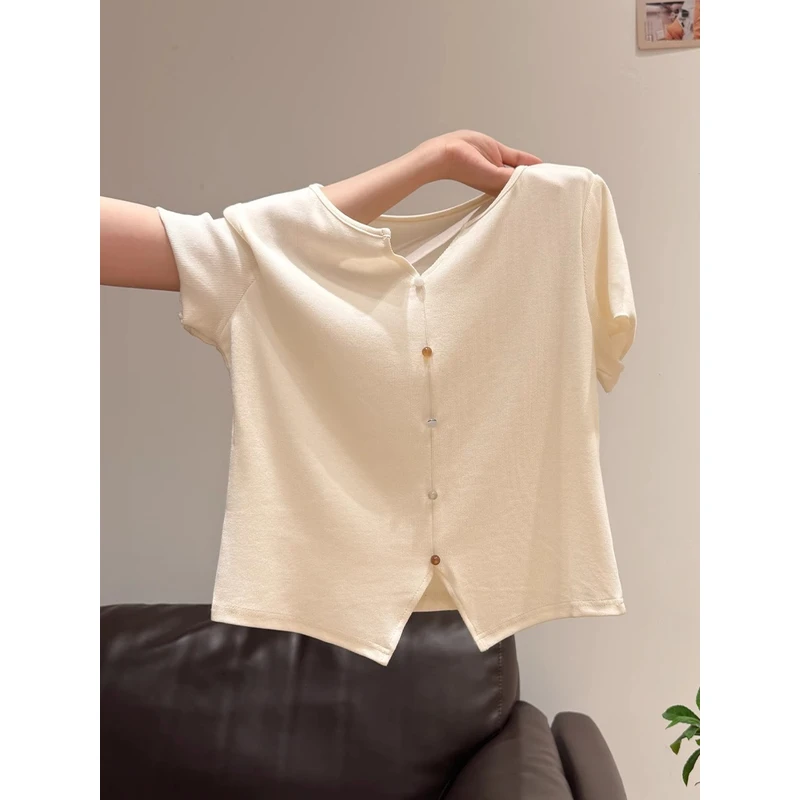 杏色圆领正肩短袖T恤女夏季新款单排扣开衫设计小个子高级感上衣