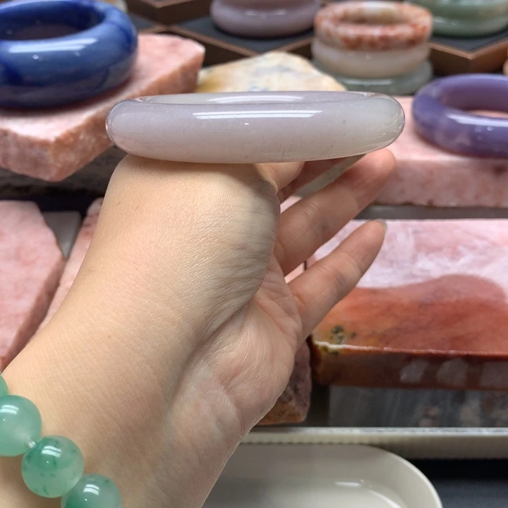 少***话石英质玉（佘太翠）手镯未镶嵌