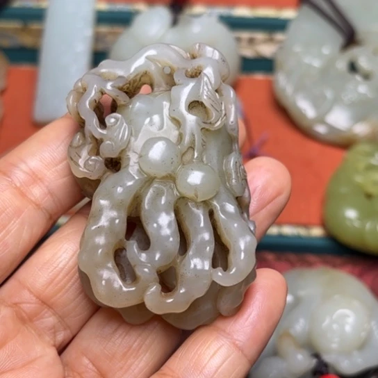 修***缘和田玉未镶嵌颈饰